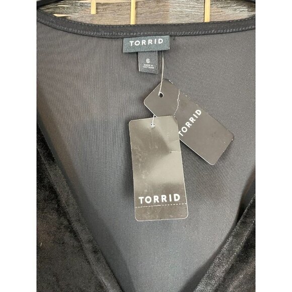 Torrid Plus 6 Black Velour-Velvet Stretch V-Neckline Long Sleeve Bodysuit - Picture 4 of 5